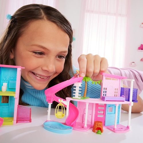 Barbie Mini Barbieland Casa de muñecas incluye muebles y accesorios