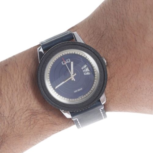 Reloj QQ análogo de cuero negro para hombre