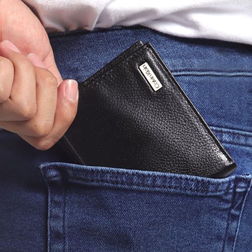 Billetera bifold Calvin Klein negra con textura para hombre