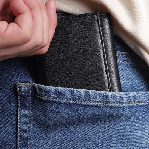 Billetera trifold Calvin Klein negra con textura para hombre