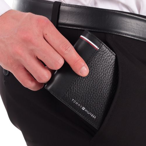 Billetera Tommy Hilfiger bifold negra con textura para hombre