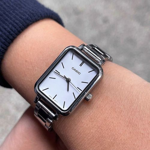Reloj Casio análogo de acero inoxidable para mujer