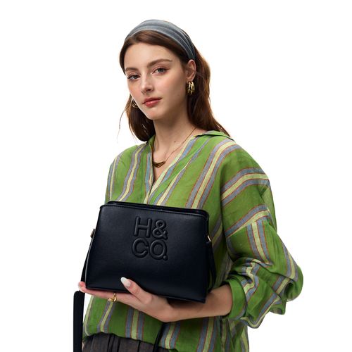 Cartera crossbody H&Co Sofiya color negro para mujer